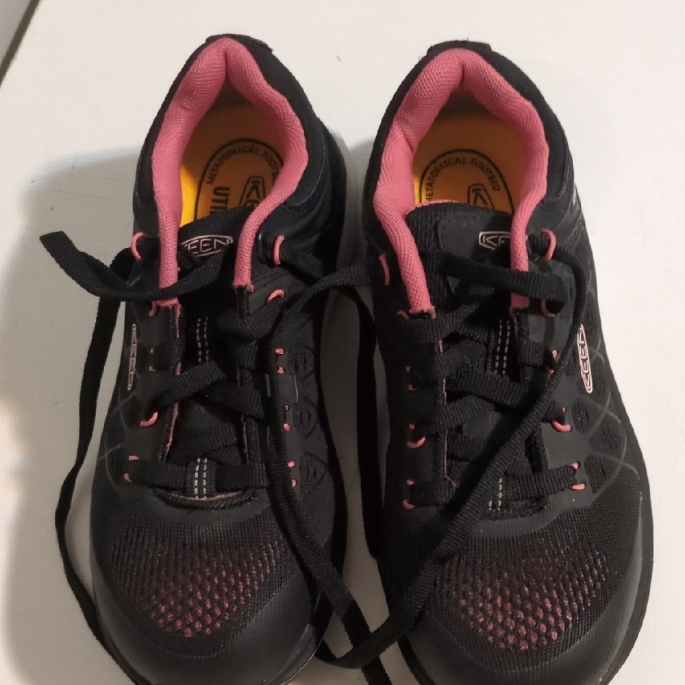 Keen Women's Black and Pink Sneakers
